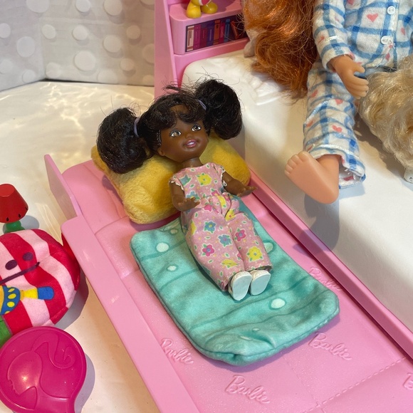 My First Barbie Bedtime with 4-Ever Best Friends doll & little sister Kelly - Picture 4 of 15